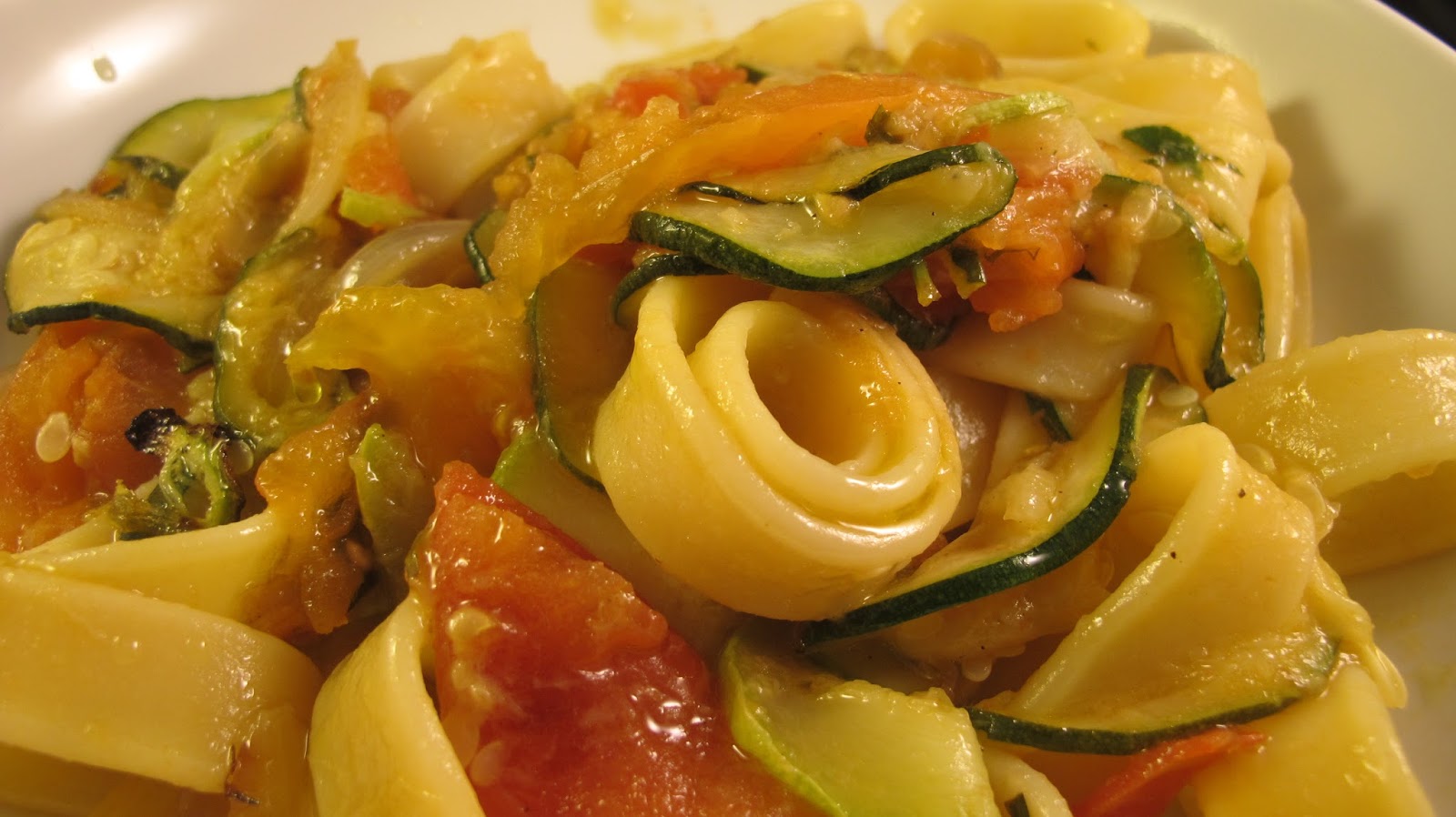 Pâtes aux courgettes et tomates, pavé de saumon