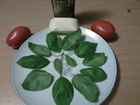 Ingredients: Basil leaves up and down and cheese, tomatoes and oil