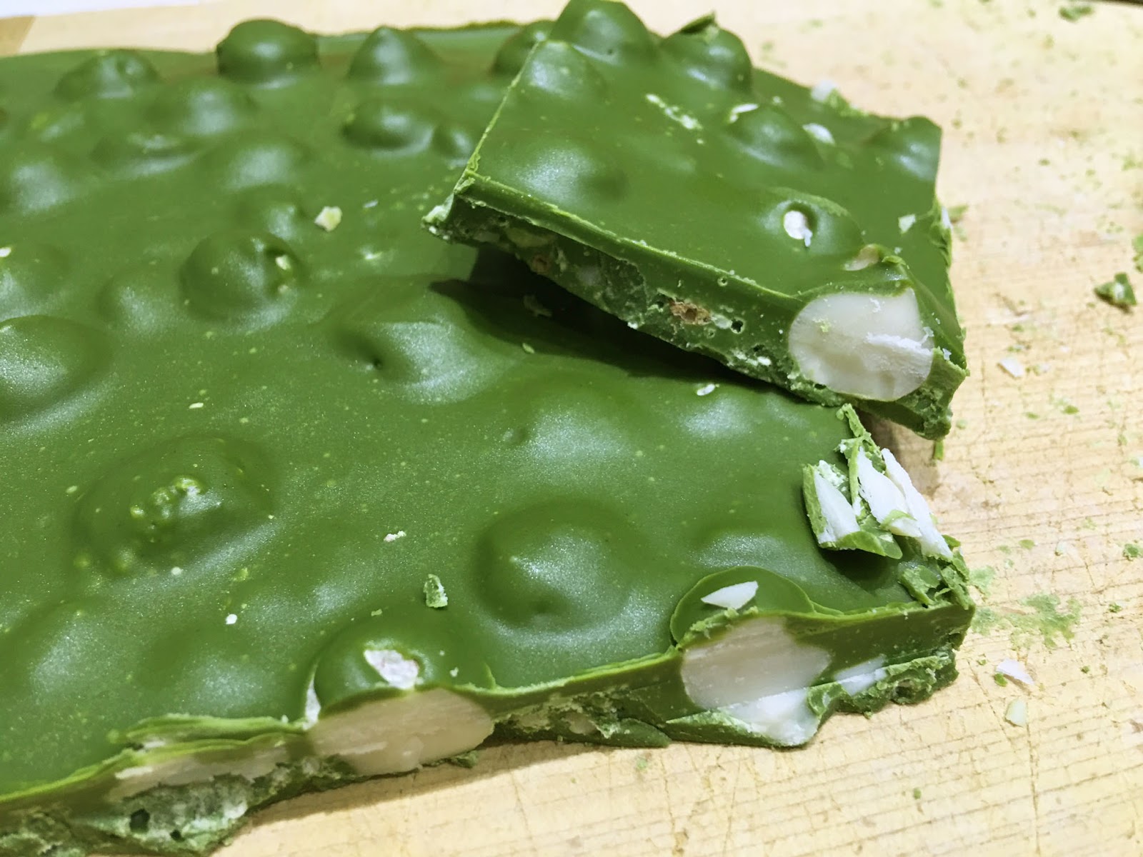 шоколадный и зеленый. зеленый шоколад. зелёная конфета с шоколадом. зеленая шоколадка. зеленый шоколад.