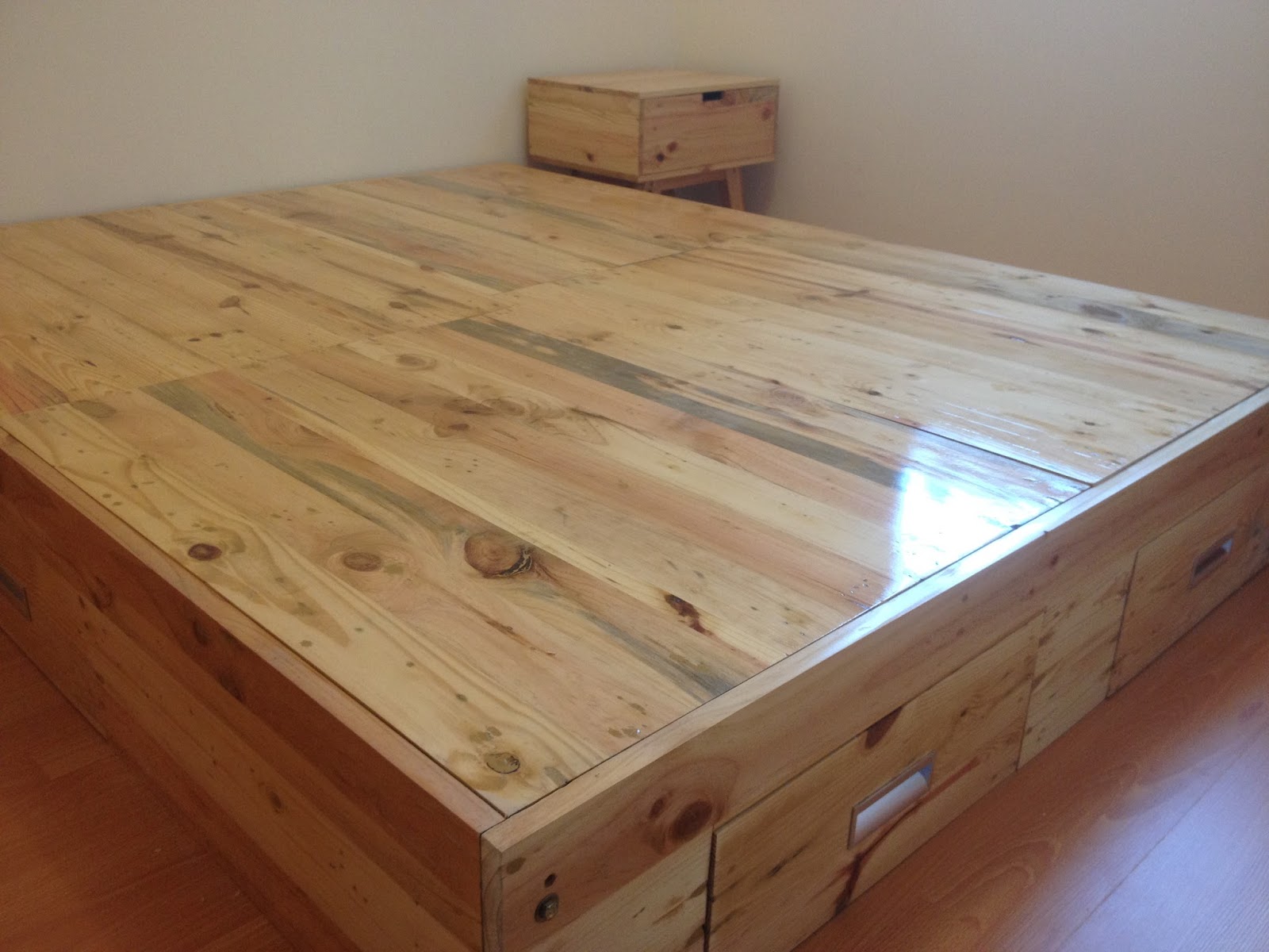 Ranjang Anak: Dipan Kayu Pinus Murah