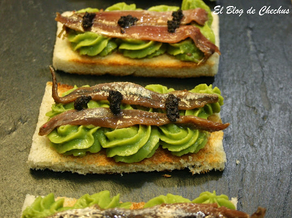 Tosta de guacamole con anchoas y tapenade