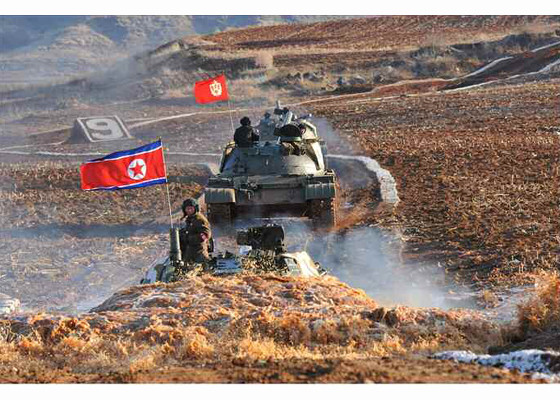 النشاطات العسكريه للزعيم الكوري الشمالي كيم جونغ اون .......متجدد  - صفحة 2 Kim%2BJong-un%2Bvisits%2Bthe%2BDPRK%2Barmy%2Btank%2Bdrills%2B1