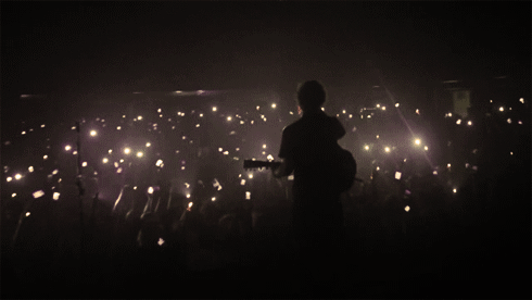 Песня когда фонарики качаются ночные. Фонарики на концерте. Толпа с фонариками. Огни на концерте. Гифка концерт.