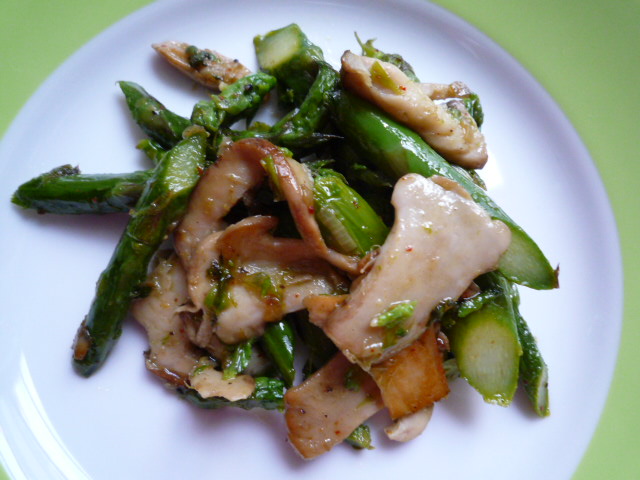 Bolli&amp;#39;s Kitchen: Asperges vertes sautées avec mousserons - Gebratener ...