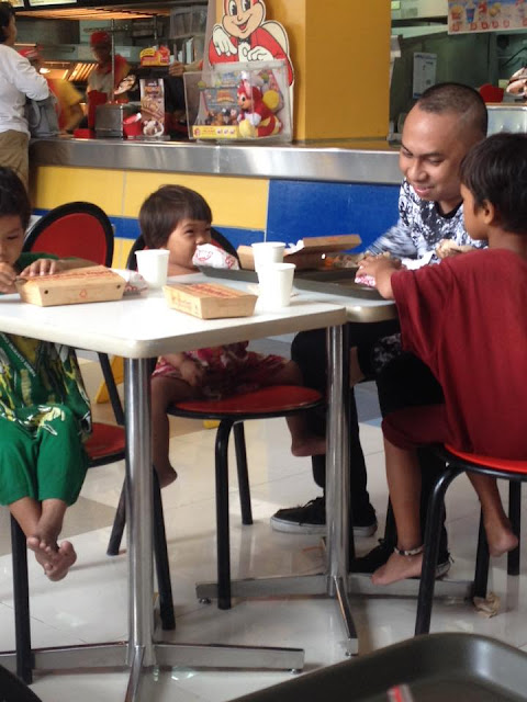 A Man Was Photographed Feeding A Group Of Street Children! The Story Behind This Will Melt Your Heart! A Man Was Photographed Feeding A Group Of Street Children! The Story Behind This Will Melt Your Heart!