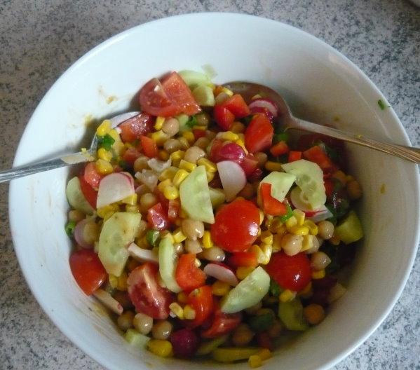 Be Veggie - get fit!: Bunter Salat mit Räuchertofu-Würfel