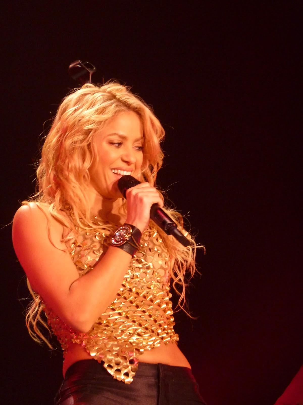 http://2.bp.blogspot.com/-HFw8acwYetU/TiZLHXfu67I/AAAAAAAAAds/pTIJzvoWcdE/s1600/Shakira+-+Loca+2.jpg
