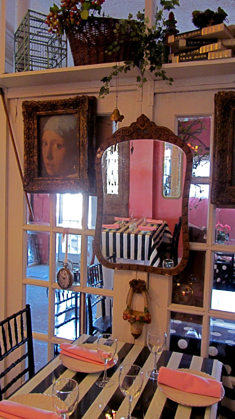 Robins Vintage Suitcase Vintage Veranda