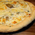 Pizza de alcahofas, crema de queso philadelphia y espinacas