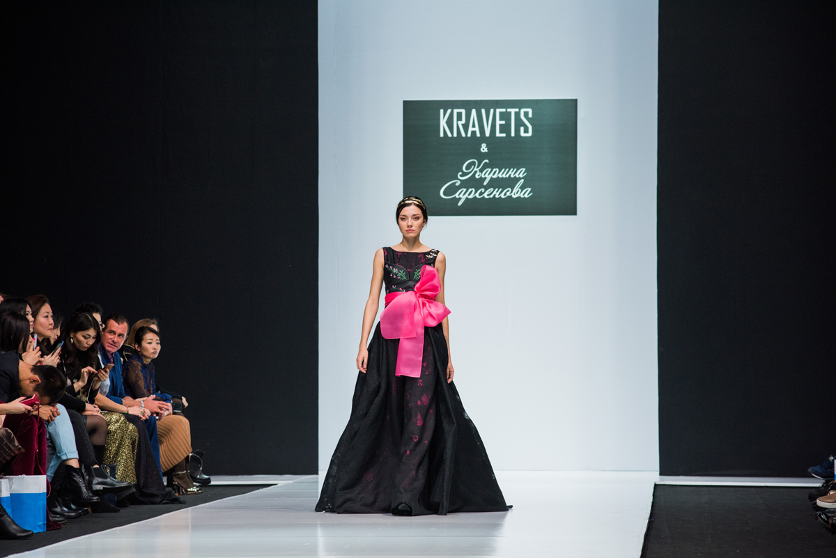 подиум москва. подиум москва. показ мод. группа скай фэшн москва. зеленый подиум 2022.