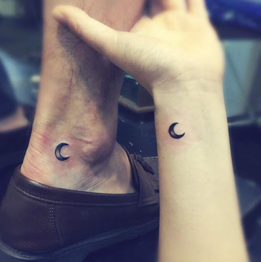 Diese passenden crescent moon tattoos