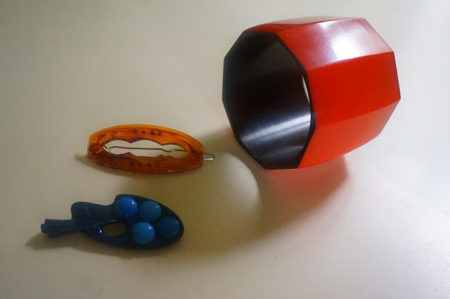  bracelet ennéagone orange , une barrette et une broche palette  orange nonagon bangle , hair clip , palette brooch 1960 1970 60s 70s plastic