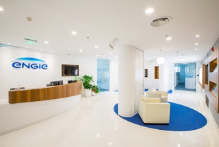 Màu xanh của logo công ty nổi bật trên nền không gian màu trắng của cả khu vực