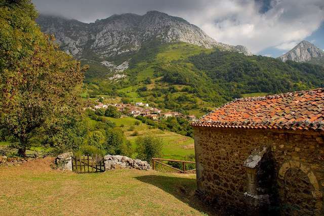 Pueblo de Bermiego (Quiros) desde la iglesia de Santa María en la falda del Aramo Asturias