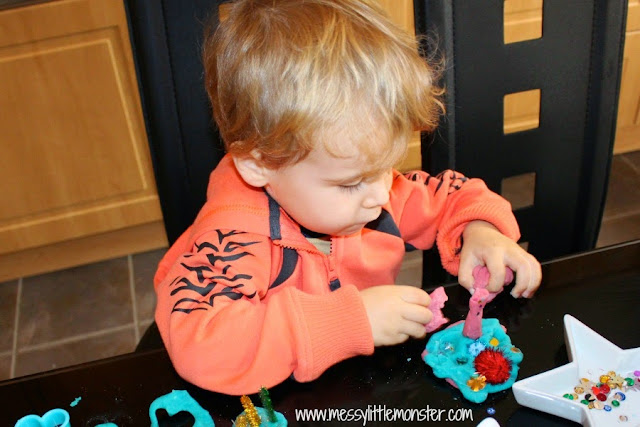 Playdough firework activity for toddlers and preschoolers. Great bonfire night or new years eve kids activity idea.