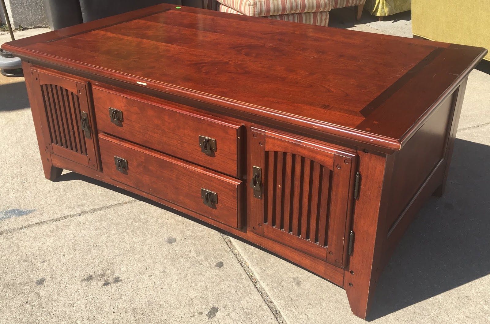 Uhuru Furniture & Collectibles Coffee Table with 4 & 4