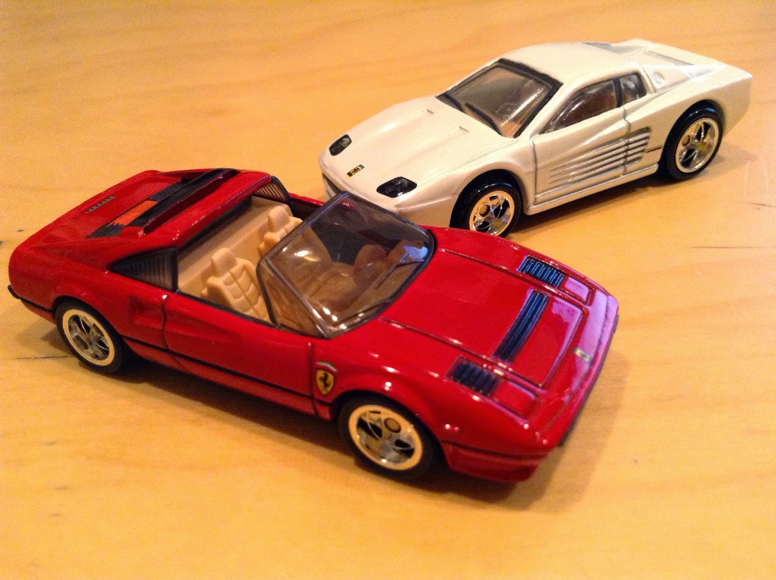 Hot Wheels Garage Ferrari 308 GTS Quattrovalvole Rouge 2010 - 1:64 - Neuf Sous Carte