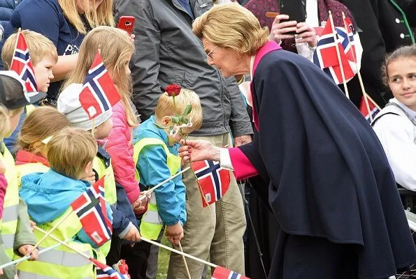 King Harald and Queen Sonja visited Jondal, Odda, Granvin, Ulvik and Askøy municipalities in Hordaland,with the Royal ship