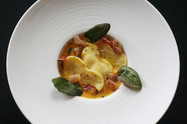 Pasta Rellena De Gorgonzola Y Pera Con Salsa De Calabaza, Pancetta Y Salvia
