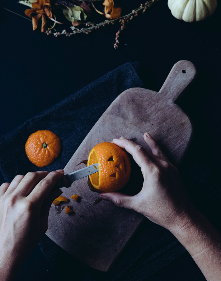 Velas de Halloween hechas con naranjas secas