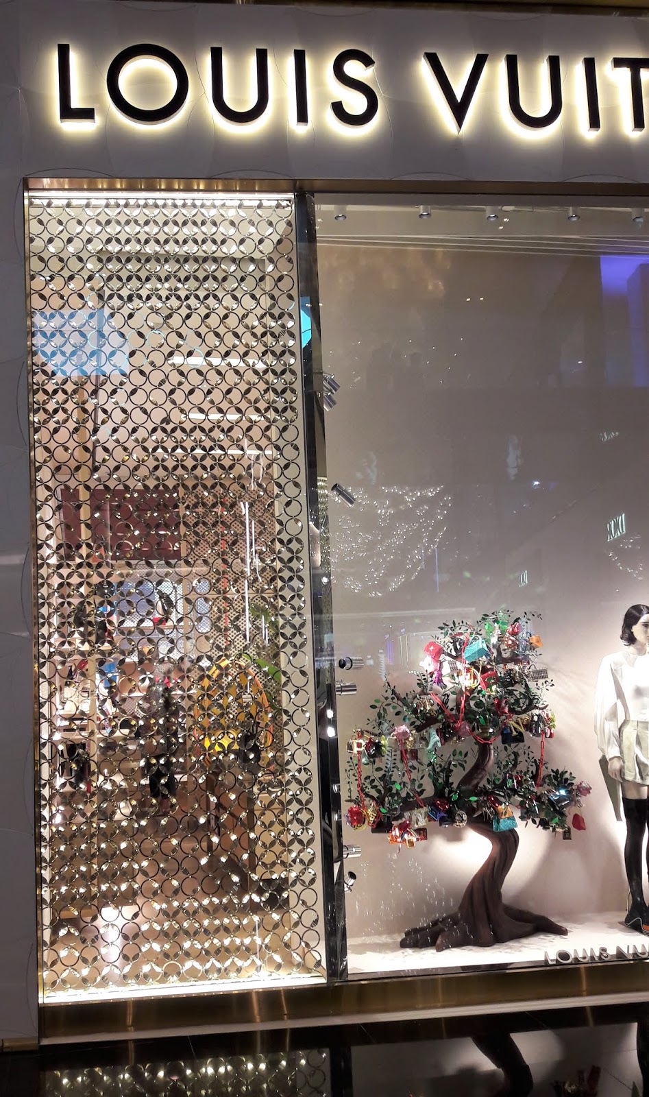 LOUIS VUITTON Christmas windows in Bangkok  Louis vuitton, Visual  merchandising displays, Exhibition design