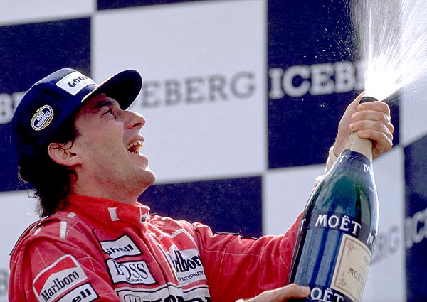 Ayrton-Senna-comemorando Ayrton-Senna-comemorando