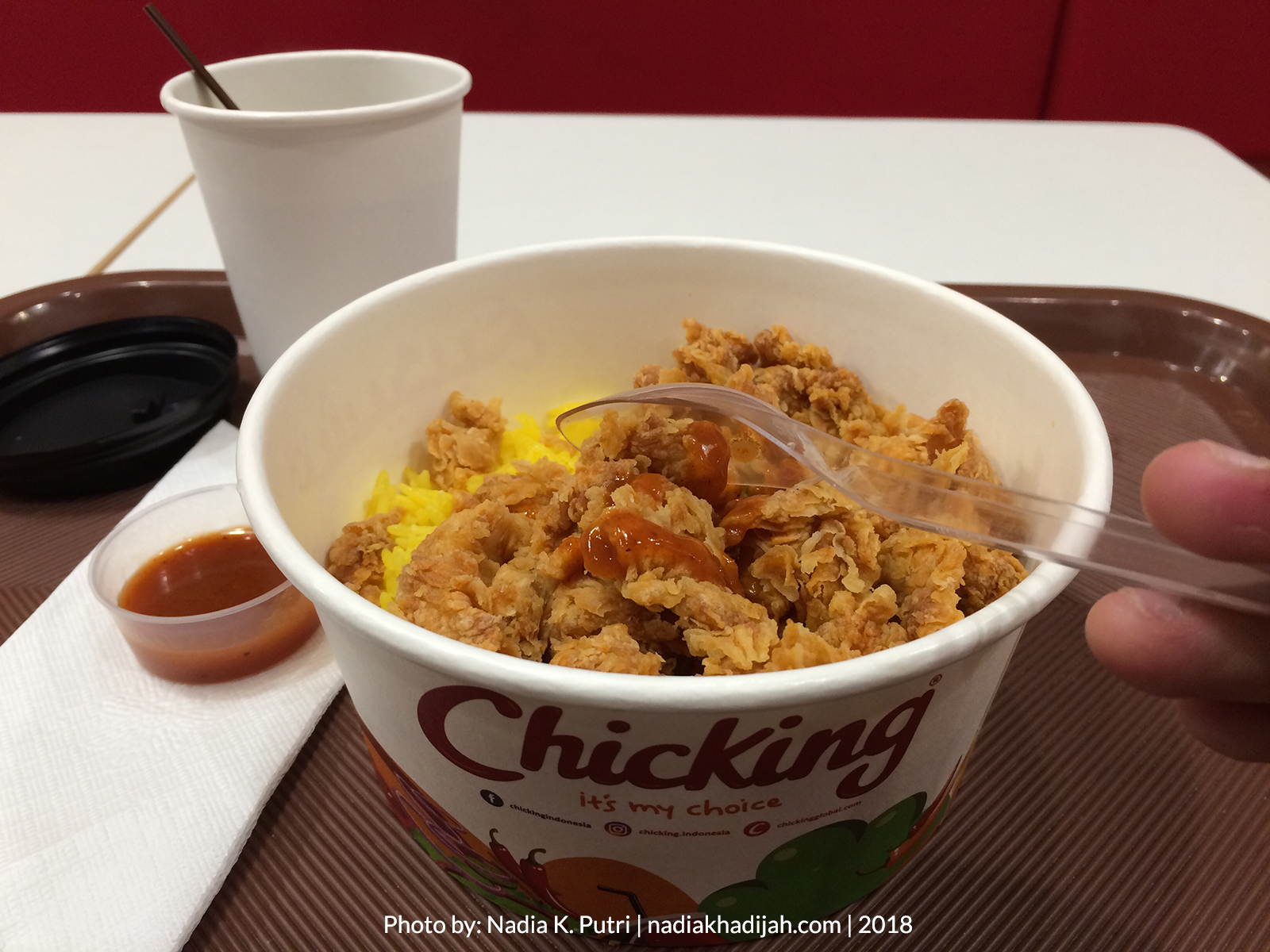 Semacam bento rice dengan ayam goreng krispi, ditemani dengan teh Arab. Ini menu pertama yang saya coba di resto ayam Dubai Chicking Bekasi. Rasanya? Scroll lanjut! (Foto: Nadia K. Putri/nadiakhadijah.com)
