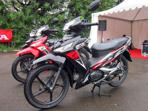 Honda Supra X 125 FI sudah dirilis , harga mulai dari Rp 15.350.000 OTR Jakarta . . . wow dibagasi ada charger HP juga