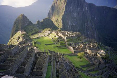 Sejarah Suku Inca Sejarah Suku Inca Inca merupakan sebuah kelompok klan yang mula-mula mendiami daerah Peru. Menurut legenda, asal-usul suku bangsa Inca berawal dari sekelompok anak dewa matahari, yang berasal dari sebuah gua di sebelah tenggara kota Cuzco. Bangsa Inca telah mendiami daerah Cuzco sejak kira-kira tahun 1200. tetapi sejak penaklukan oleh kekuasaan Panchacuti dalam tahun 1438, bangsa Inca mulai memperluas wilayahnya dengan menaklukan daerah-daerah sekitarnya. Akhirnya mereka membentuk suatu wilayah kekuasaan besar dan luas yang membentang dari Quito di Utara sampai Chile bagian tengah. Bahasa Inca menyebut wilayah kekuasaannya Tabuantisuyu, artinya daerah yang meliputi empat wilayah. Nama itu menunjukan bahwa seluruh wilayah kekuasaan bangsa Inca terbagi menjadi menjadi empat geografis, yang dibagi menjadi lebih dari 80 propinsi. Penguasa tertinggi berada di tangan seorang pemimpin yang dianggap sebagai wakil dewa matahari. Kebudayaan Inca berkembang di sepanjang belahan barat Amerika Serikat terutama Peru. Bukti bukti arkeologis mengenai keberadaan kebudayaan Inca, yang berasal dari fase Killke (1200-1380), ditemukan di daerah sekitar Cuzco di dataran tinggi Peru bagian selatan. Berdasarkan hasil evakuasi terhadap sistus-situs di daerah tersebut diperoleh gambaran bahwa Inca ketika itu hanyalah merupakan suatu wilayah yang kecil saja. Seperti halnya suku bangsa lainnya Amerika,