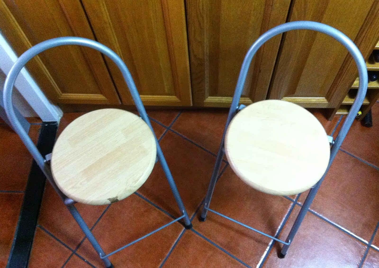 Las Manualidades de Yiya: Arreglando las sillas de la cocina.