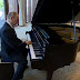 بوتين يعزف على البيانو قبل اجتماعه مع رئيس الصين