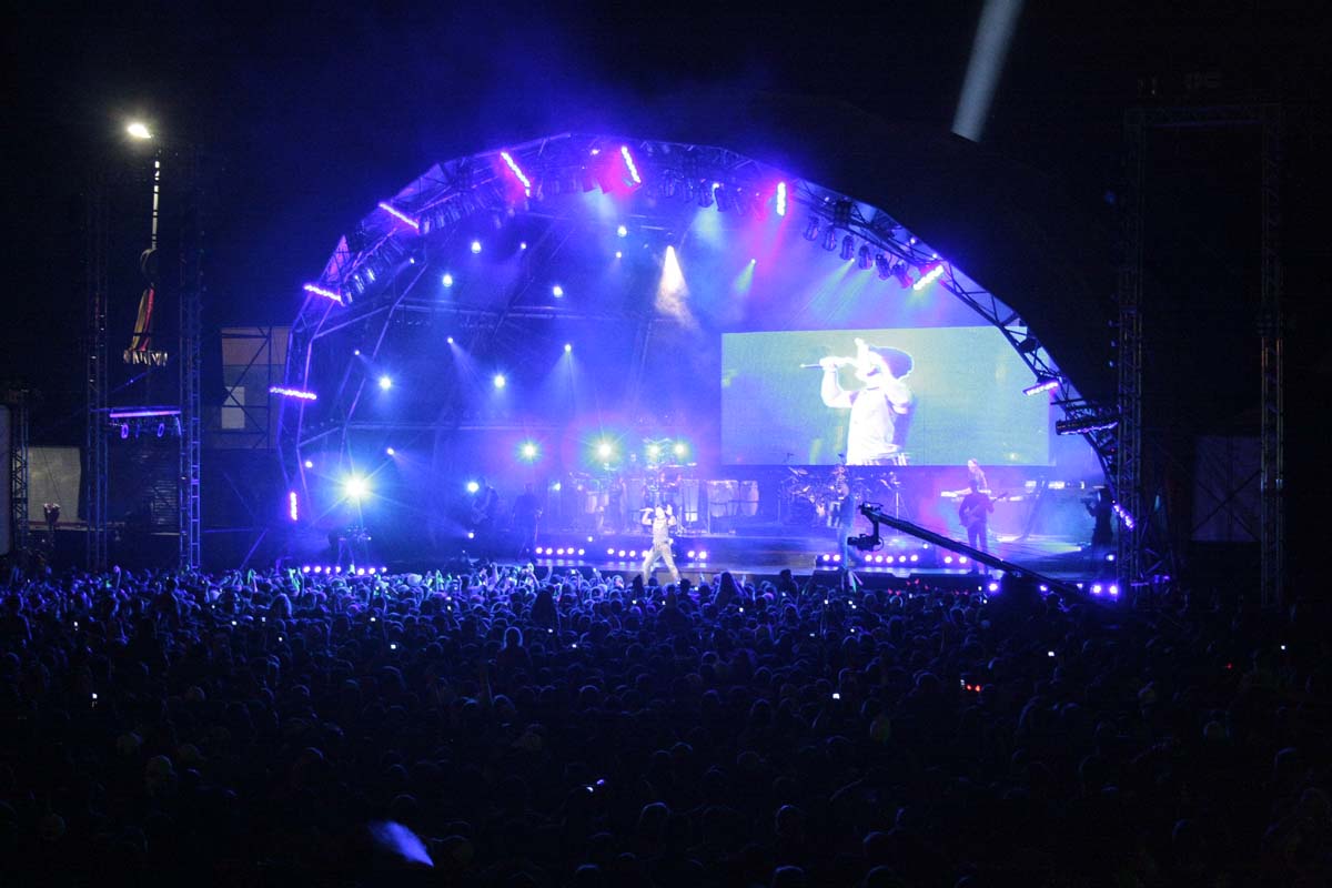 Na Fotografia A Seguir Observamos O Palco De Um Show