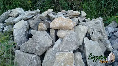 Pedra para revestimento de parede, do tipo pedra moledo, nesse tom acinzentado, com espessura entre 7 cm a 15 cm.