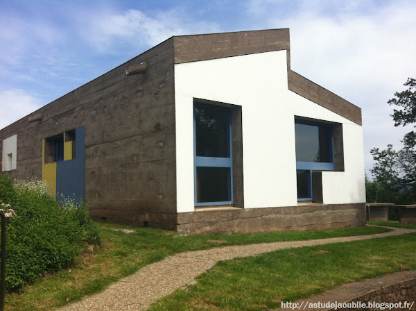 Ronchamp - L'abri du pèlerin  Architecte: Le Corbusier  Construction: 1953-1955