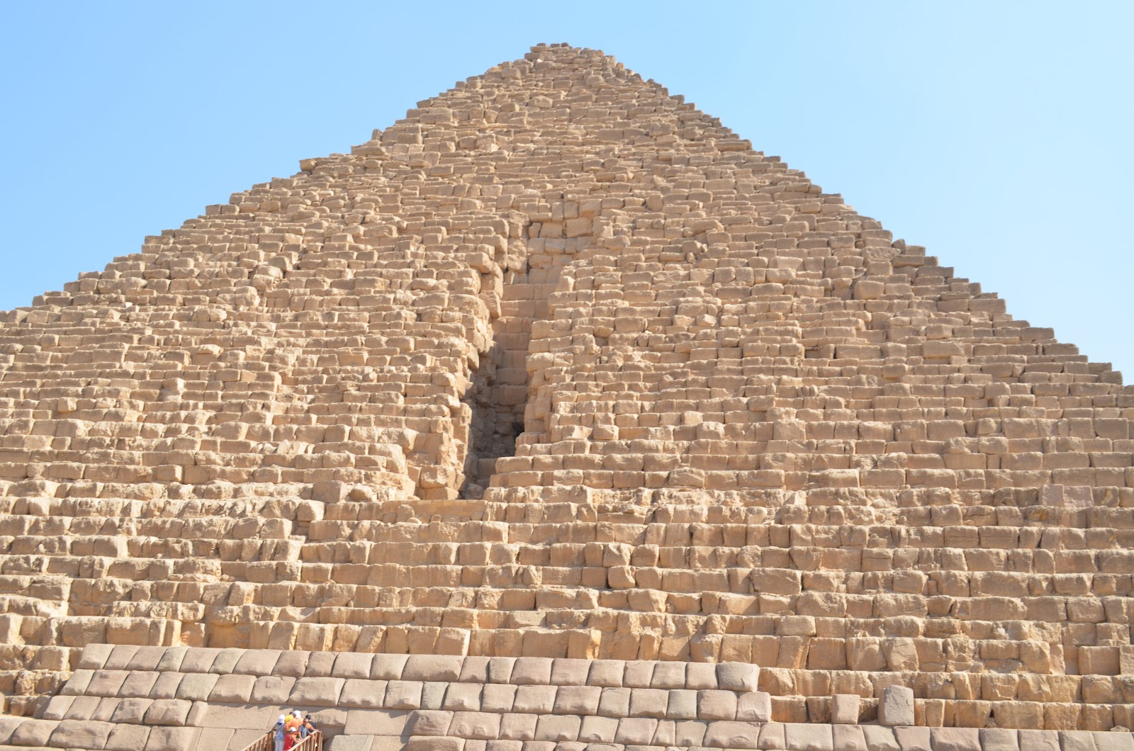 Разрушило пирамиду. Пирамида Микерина в Египте. Пирамида Менкаура древний Египет. Пирамида Микерина (Менкаура). Пирамида Микерина древний Египет внутри.