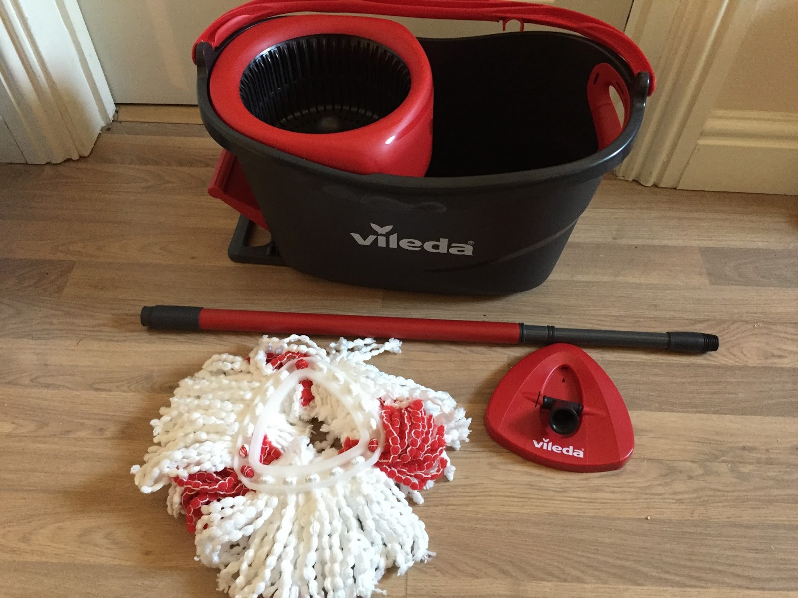 Herhaal Veel gevaarlijke situaties Meenemen Vileda Easy Wring Clean Turbo mop and bucket (review) - Steph's Two Girls