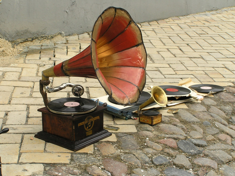 REAL SCIENCE FOR YOU!! FROM THE GRAMOPHONE TO THE IPOD...
