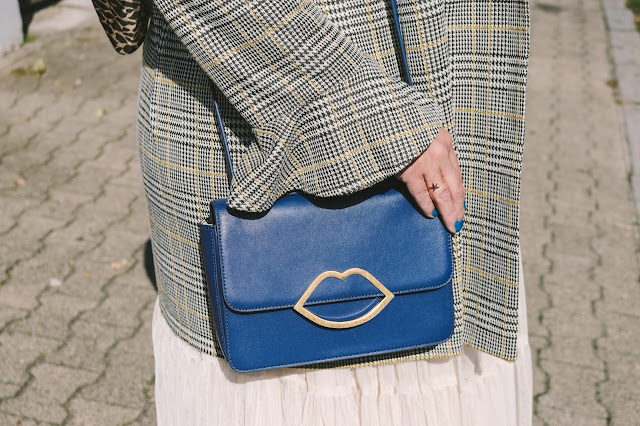 Karoblazer mit Tüllrock gelben Superga und Lulu Guinness Tasche auf 50+ Mode Blog