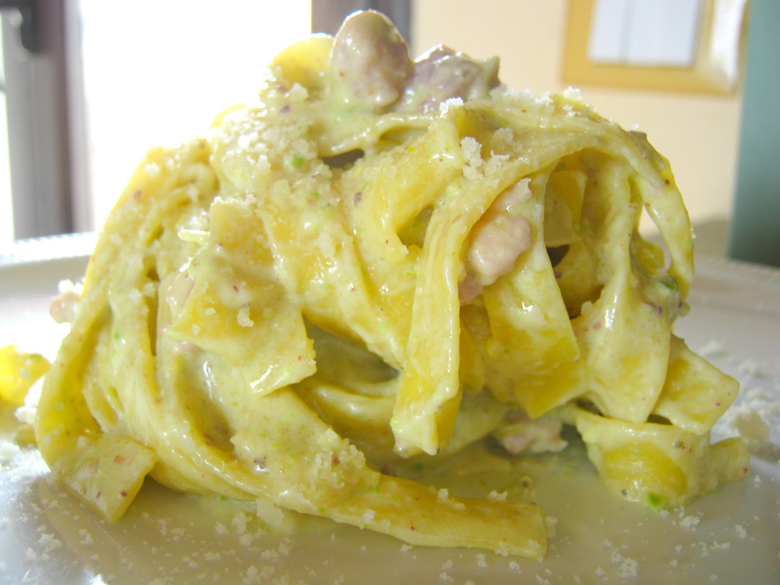 italian cooking tagliatelle salsiccia e pesto di pistacchio