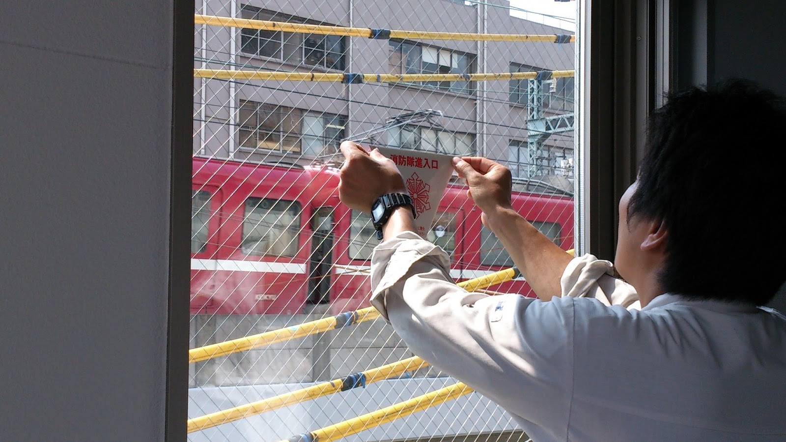 魔法使いモトジ 赤い三角のシール