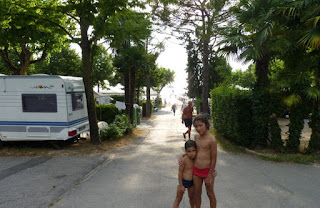 Los hermanos en el camping del Lago di Garda.