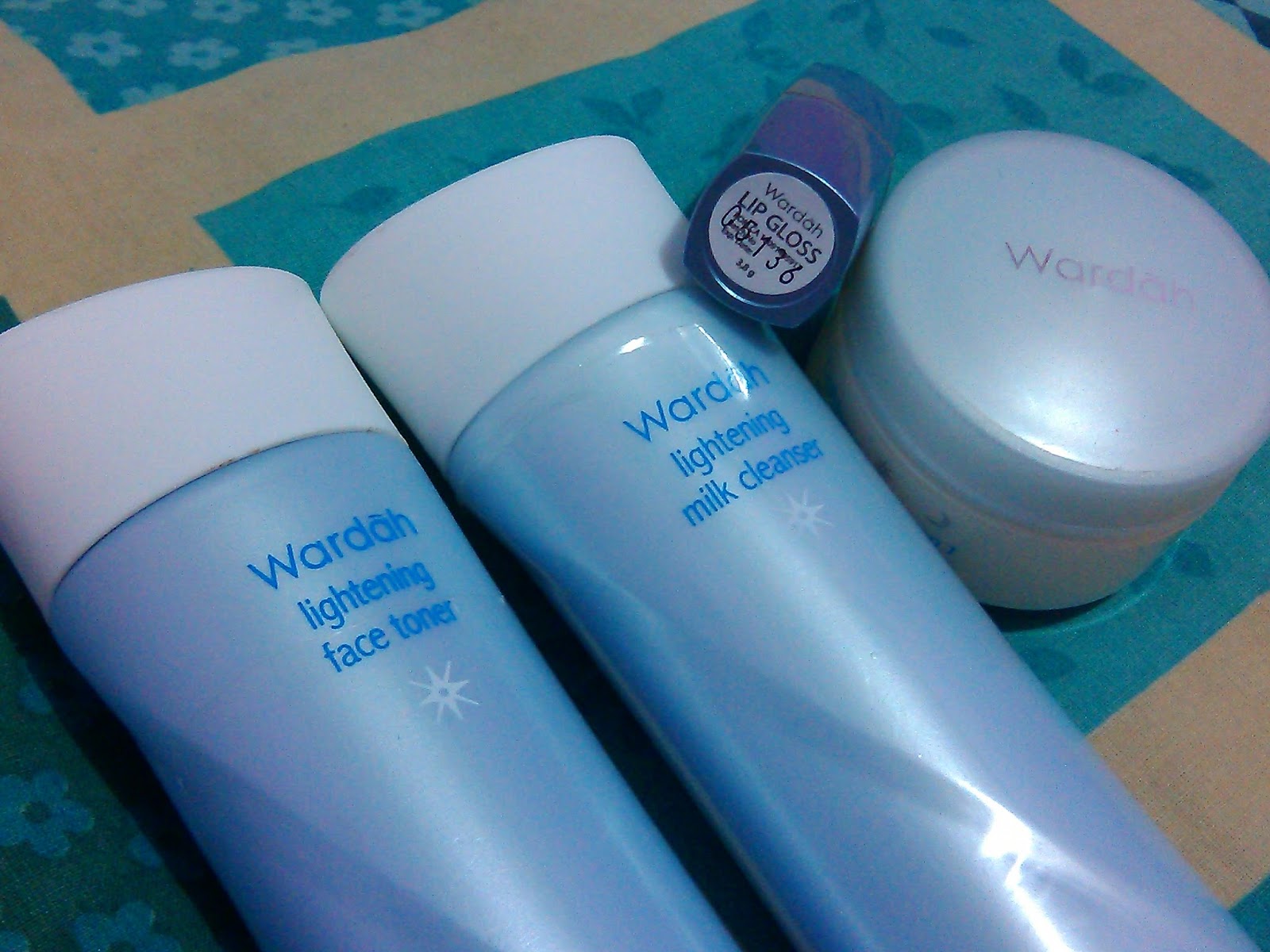 Astin Astanti Wardah Lightening Milk Cleanser dan Wardah Lightening Aku juga mengunakan satu lagi kosmetik wardah Namanya Night Cream Huhuuu belum selesai saja ya wanita itu memang rempong Tidur dengan wajah bersih