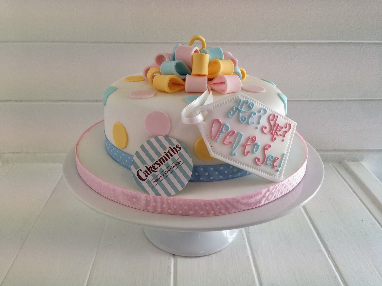 бэби торт. торт на бэби шауэр для девочки. бэби торт. торт на baby shower девочка. торт бэби шарк 2 года.