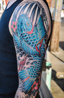 tatuaje de pez koi azul