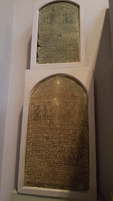 أسطورة إيزيس وأوزوريس على لوحة جدارية بالمتحف المصري