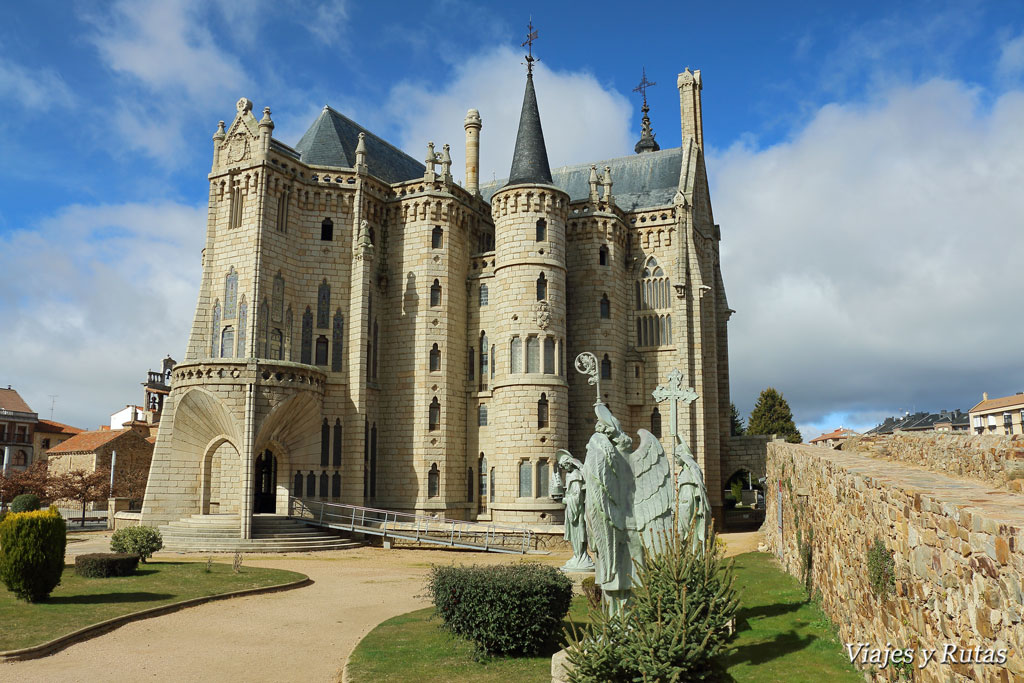 Palacio episcopal de Antoni Gaudi, catedral al fondo. Astorga