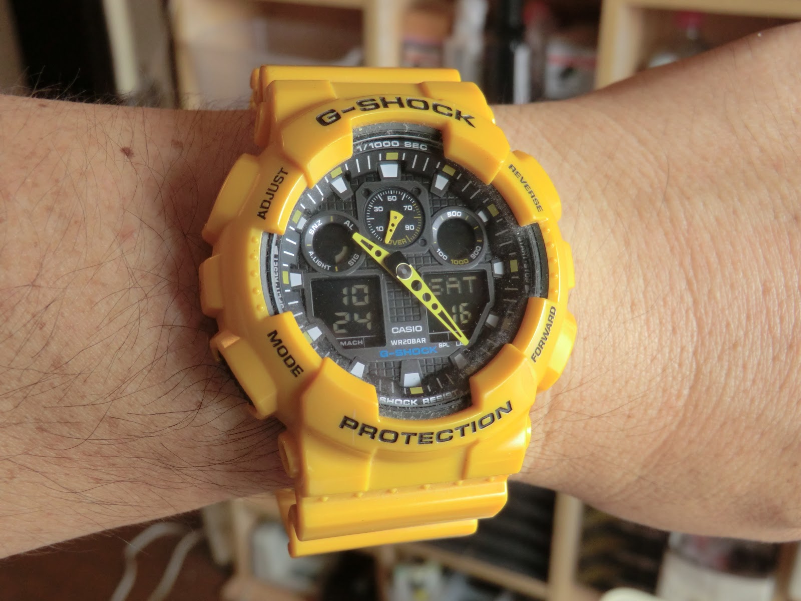 黄色いg Shockのベゼルとベルトを黒に交換