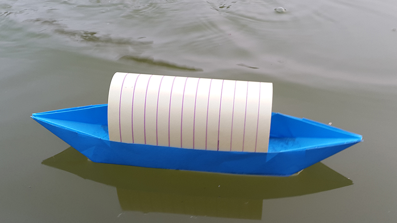 Плавание на бумажных кораблях. Лодка из бумаги. Оригами лодка. Бумажный кораблик. Бумажные лодочки.