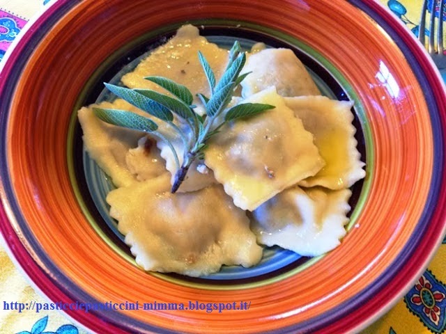 ravioli di pasta fresca con funghi porcini al burro e salvia