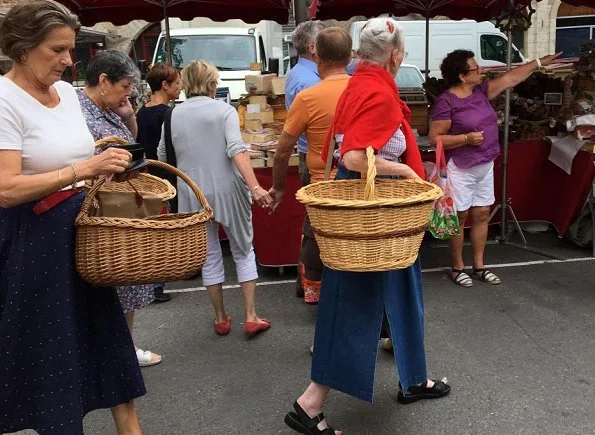 Queen Margrethe visited an open-air market which is in the city center of Cahors, close to the Cayx Palace